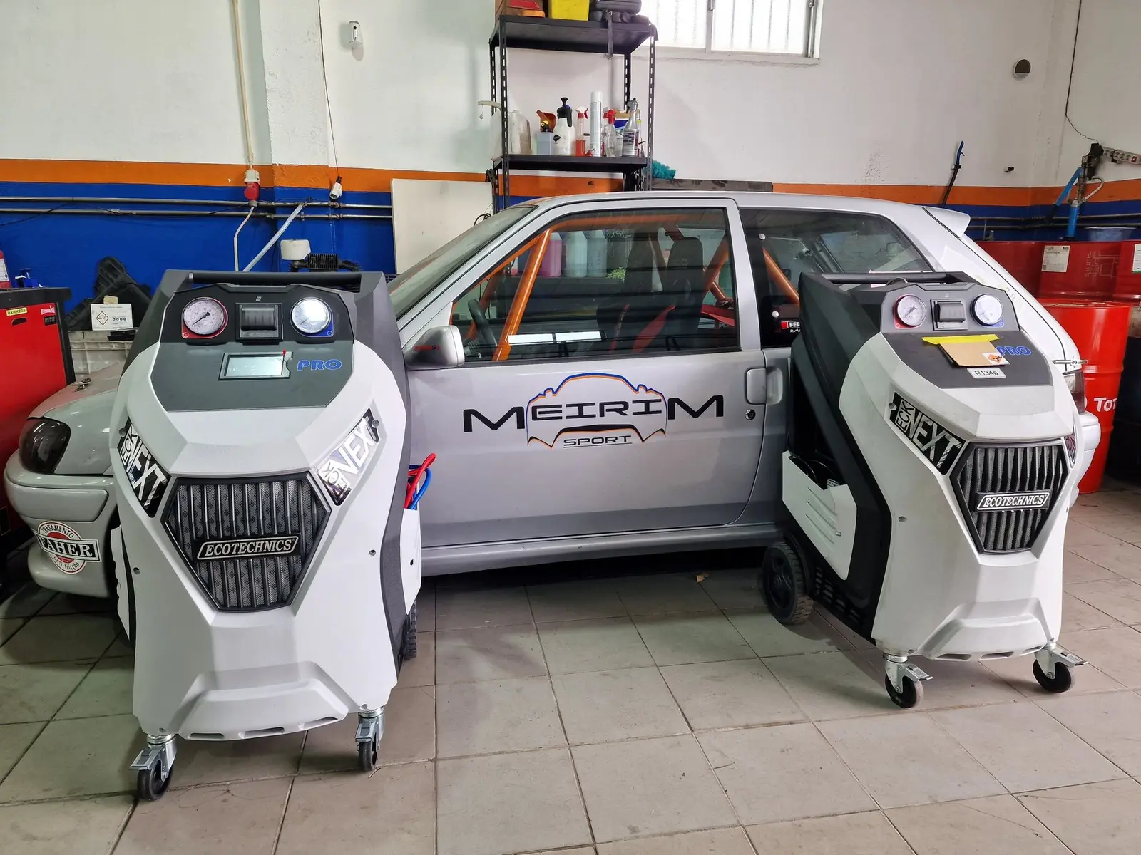 As duas máquinas de carga de ar condicionado da oficina