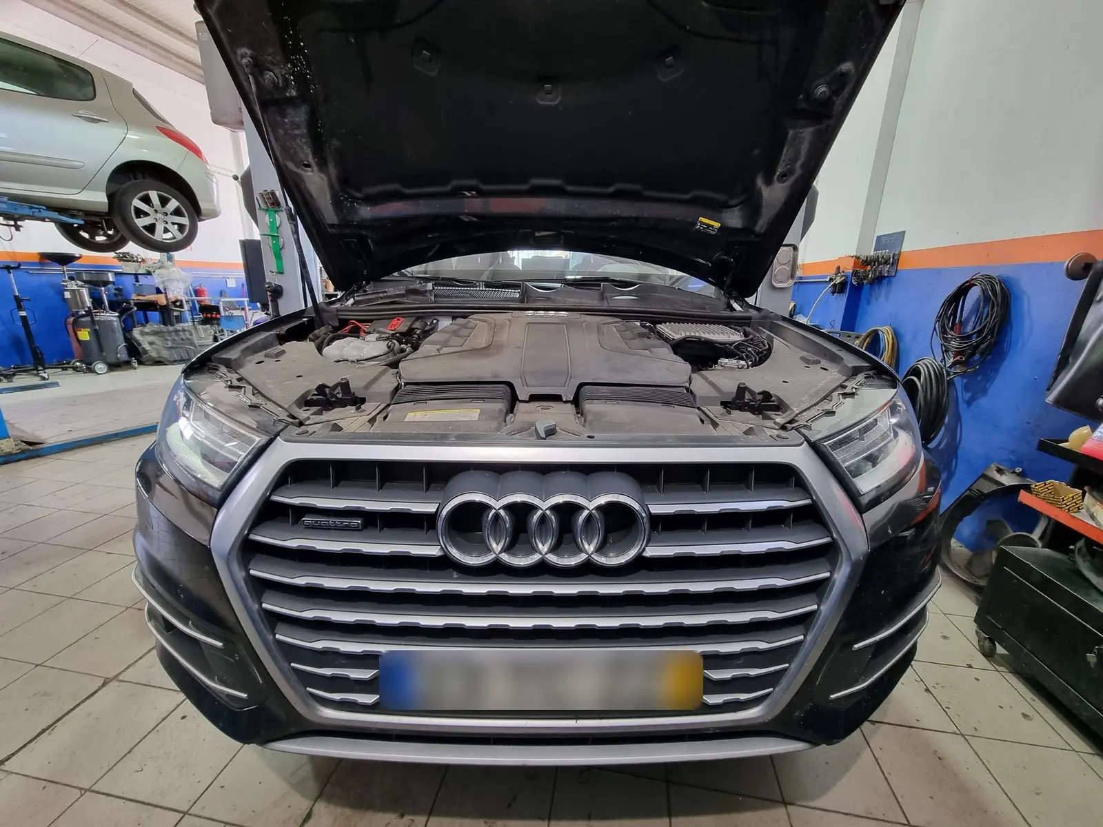 Motor de um Audi Q7 em manutenção