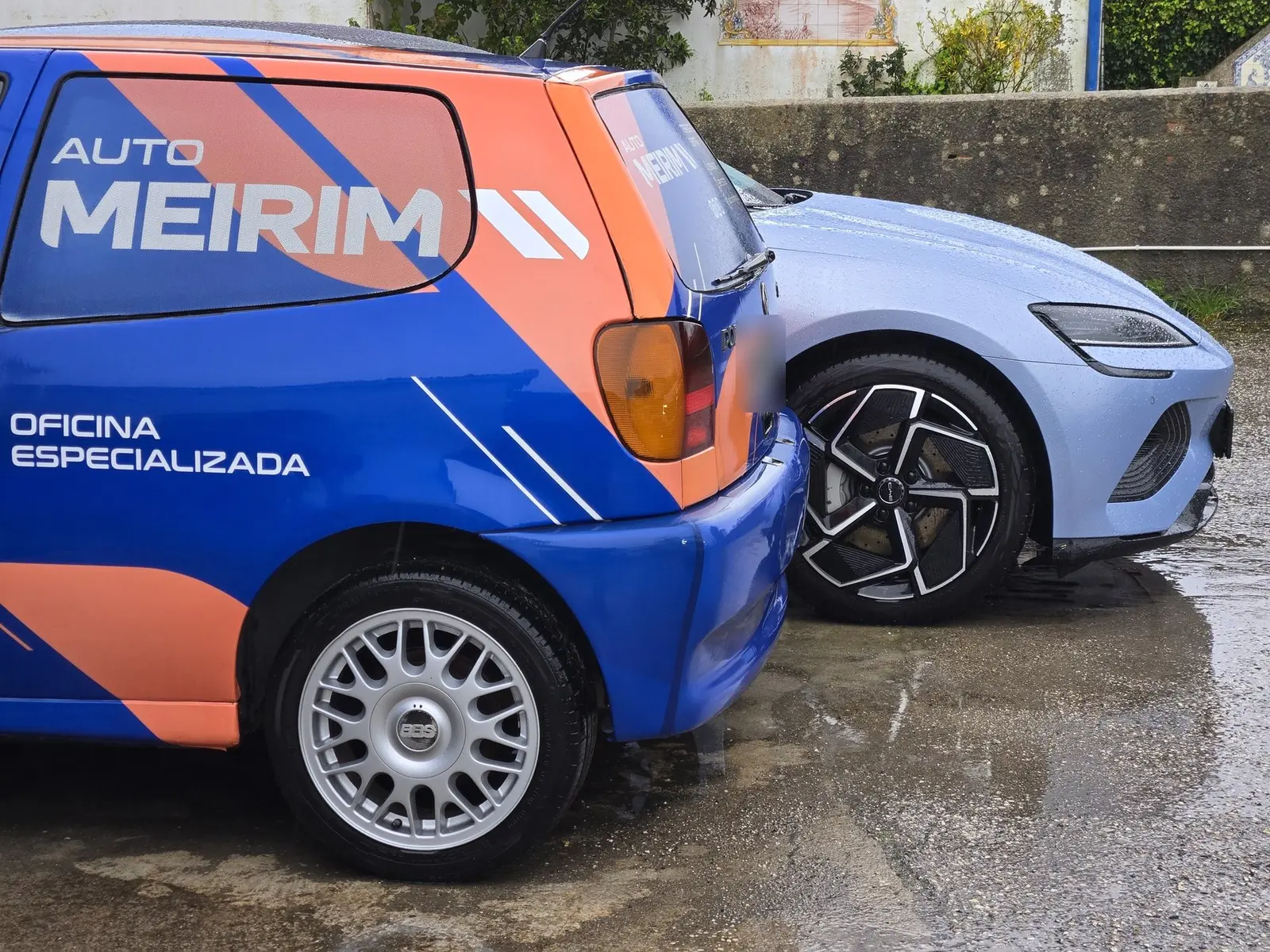 VW Polo decorado com as cores da AutoMeirim, ao lado de um BYD Seal
