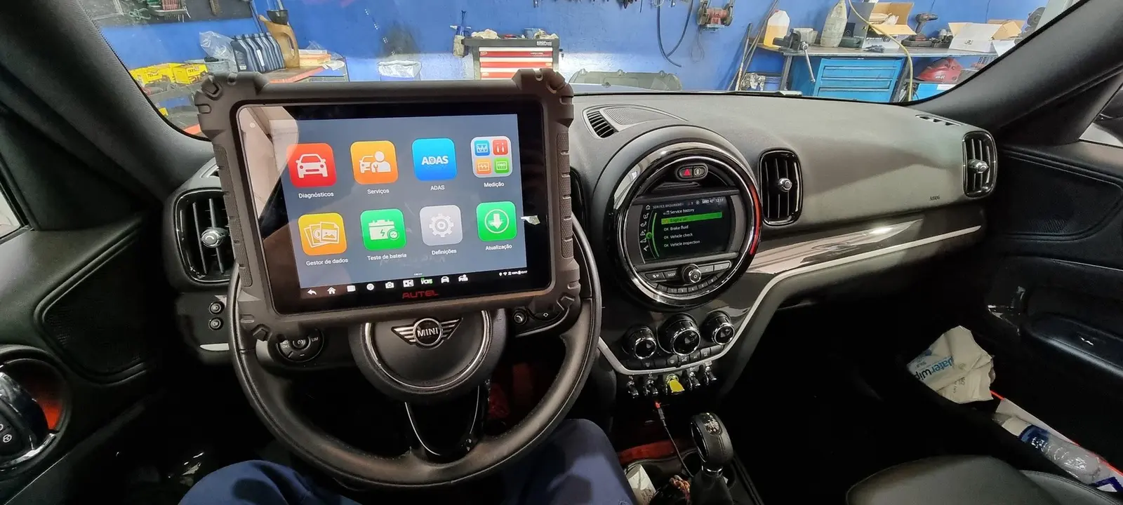 Tablet de diagnóstico ligado a um Mini