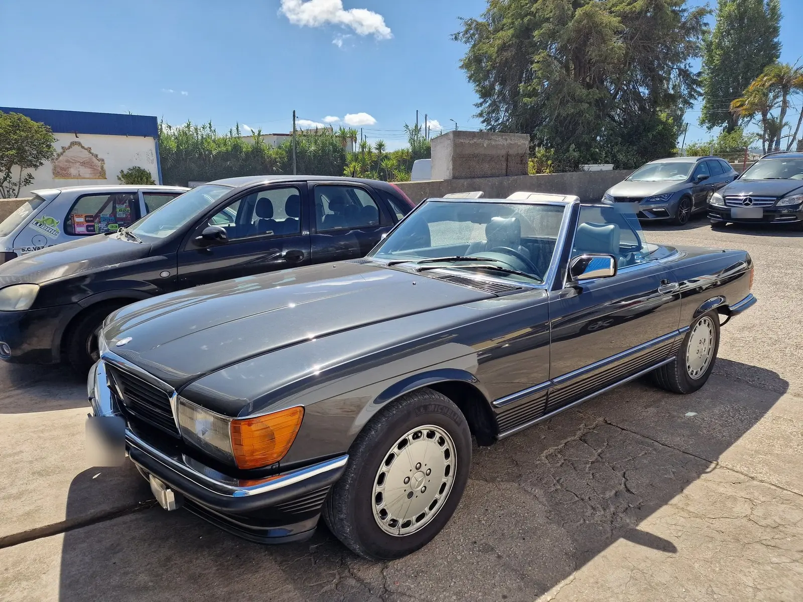 Mercedes SL clássico no parque