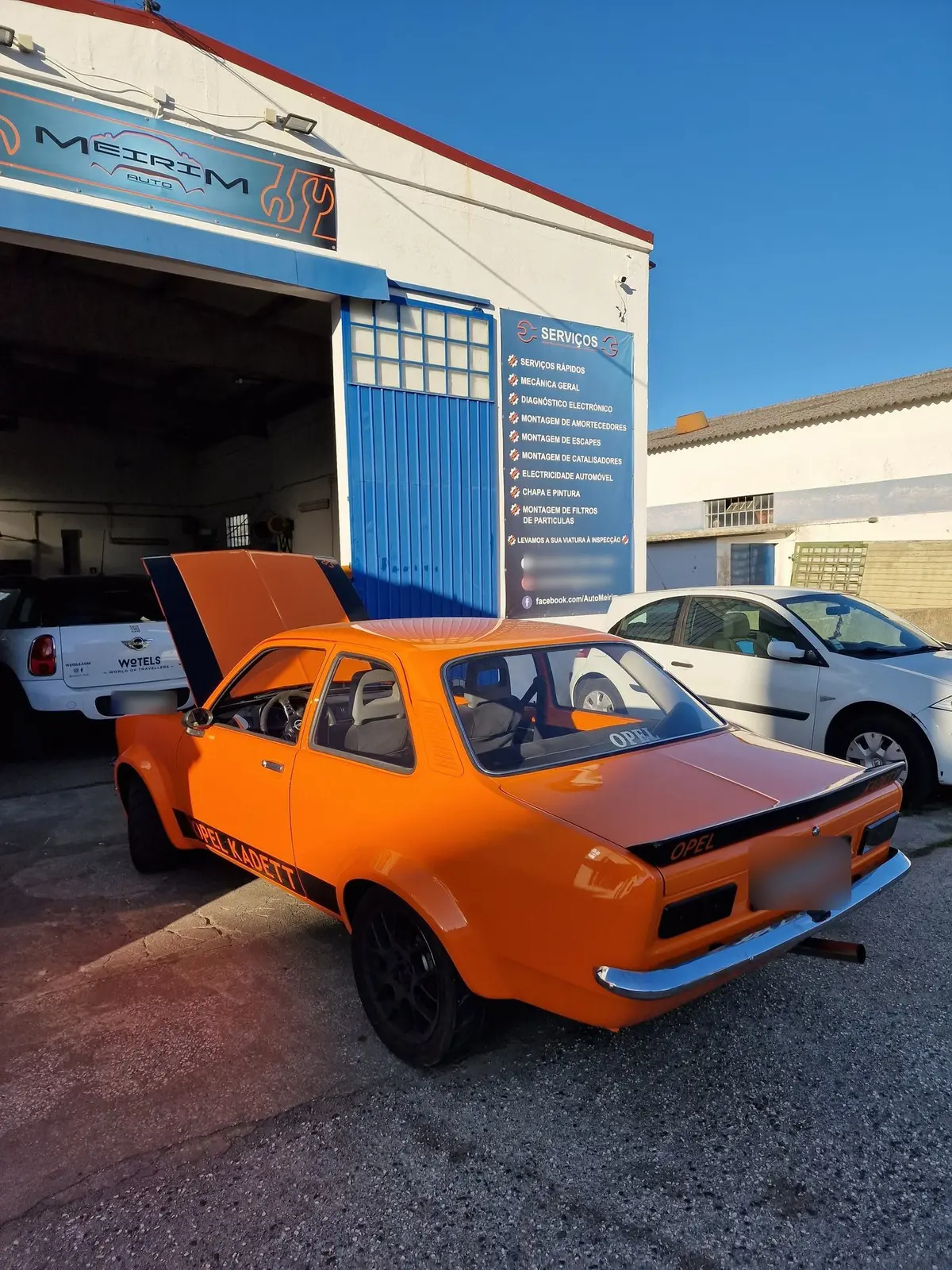 Opel Kadett laranja de visita à oficina