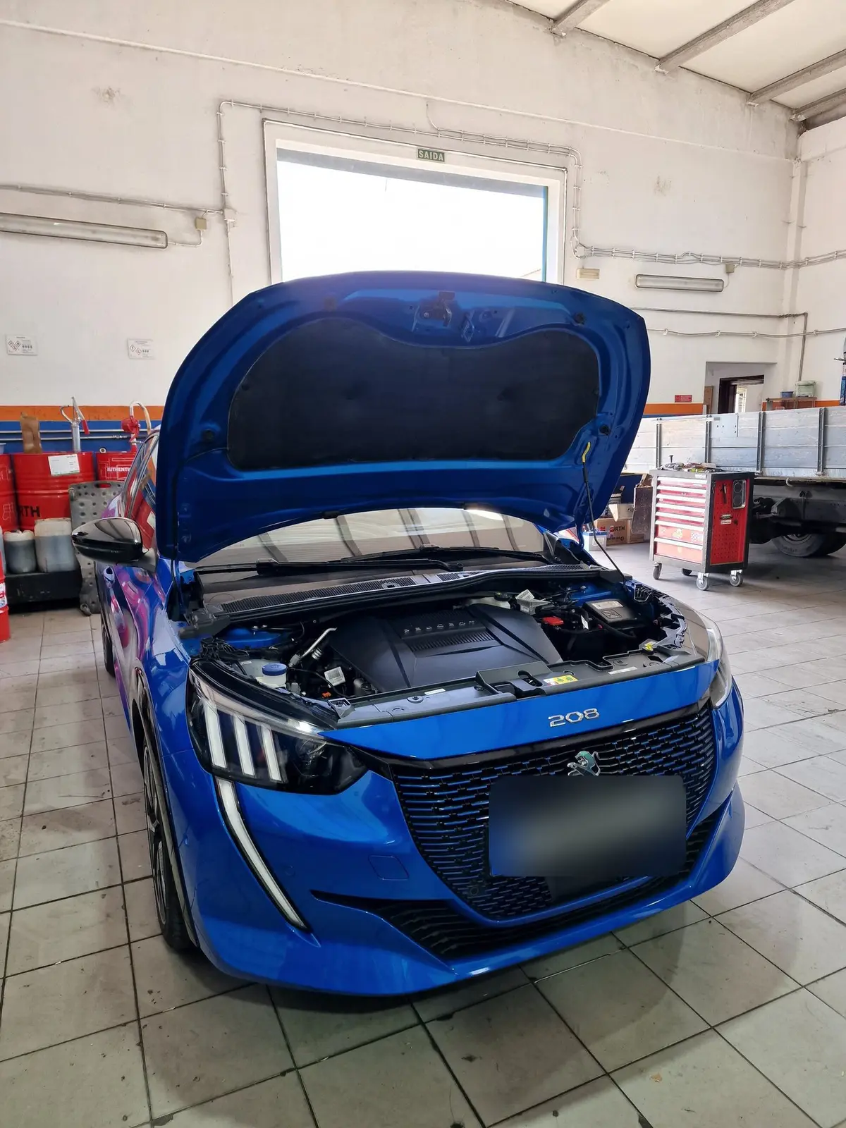 Motor de um Peugeot 208 em manutenção
