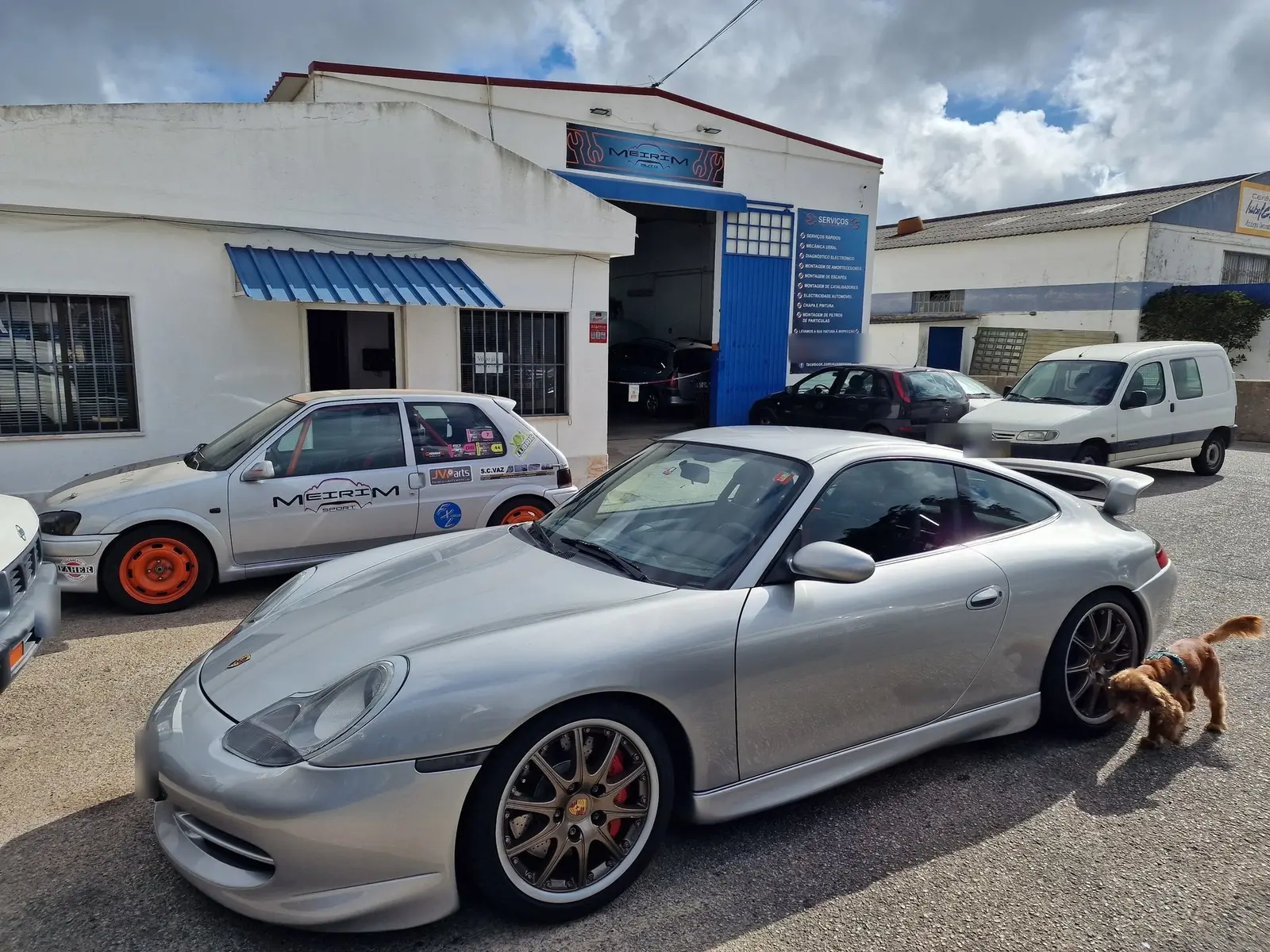 Porsche 911 GT3 à porta da oficina AutoMeirim